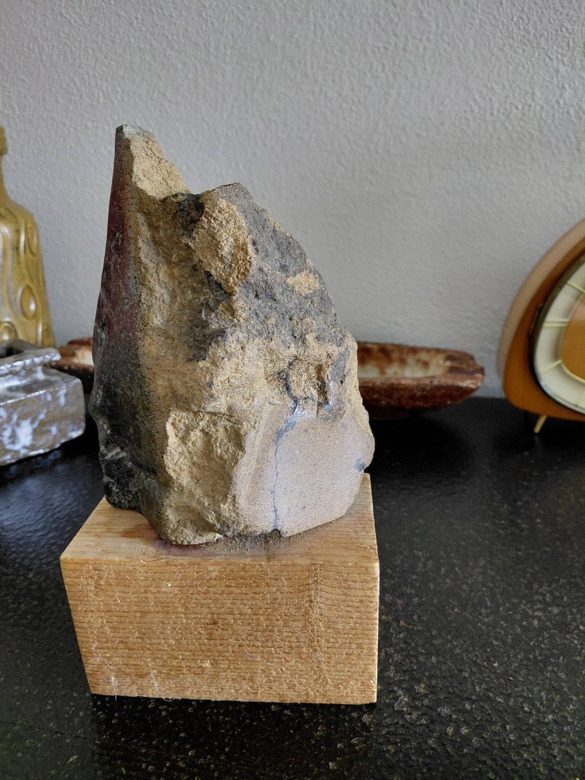 grote oude vuistbijl op sokkel prehistorie, Ophalen of Verzenden, Overige typen