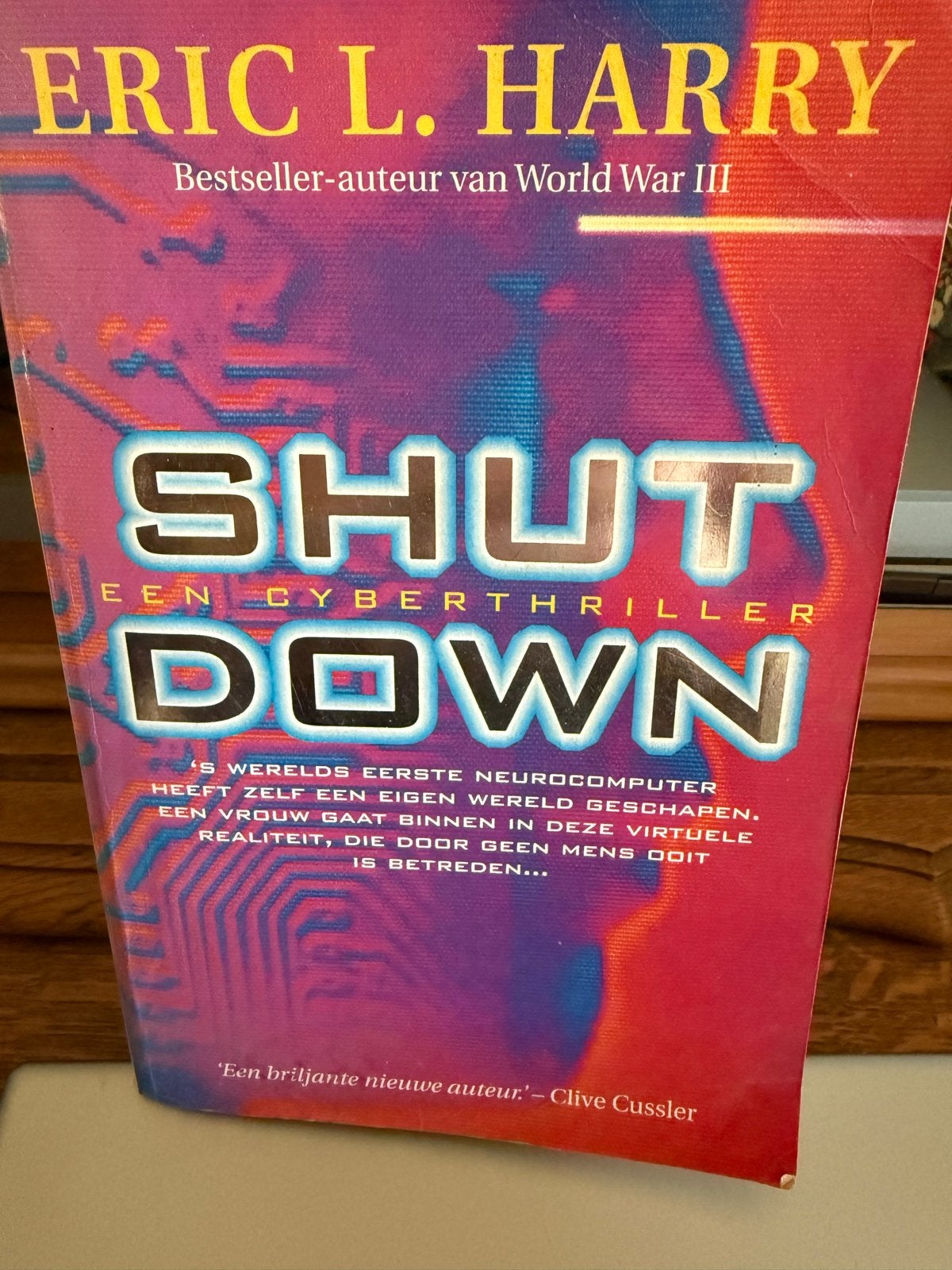 Shut Down - Eric L. Harry (Cyberthriller), Ophalen of Verzenden, Gelezen, Europa overig