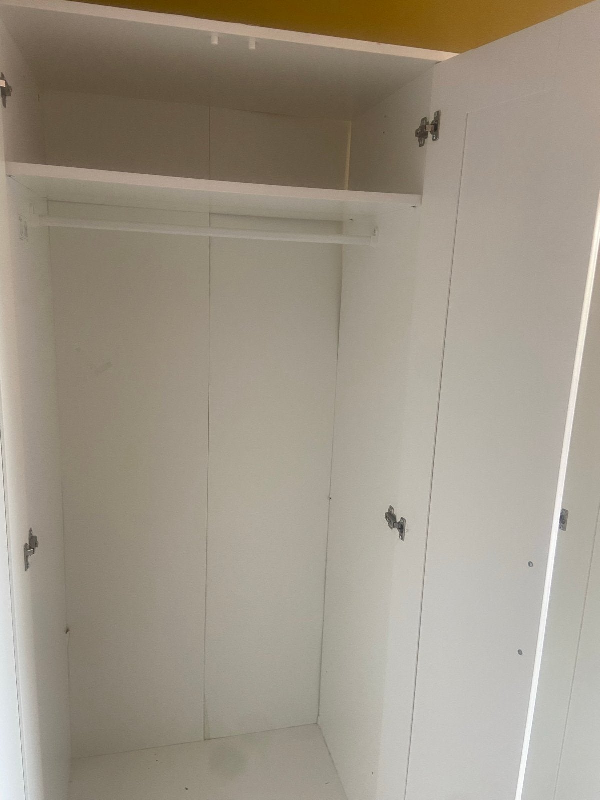Witte kledingkast met spiegel en hangruimte, Ophalen, Gebruikt, 100 tot 150 cm, 150 tot 200 cm