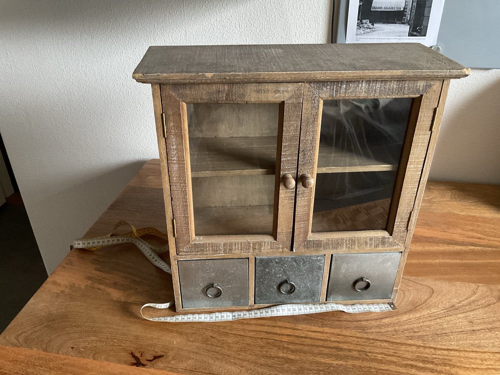 Decoratieve houten kastje met lades en glazen deurtjes, Ophalen of Verzenden, Gebruikt