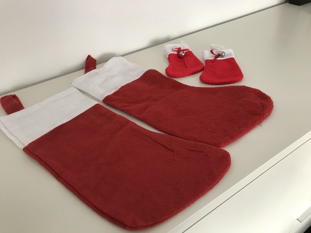 2 Kerstmansokken en 2 mini kerstman sokjes., Ophalen, Nieuw