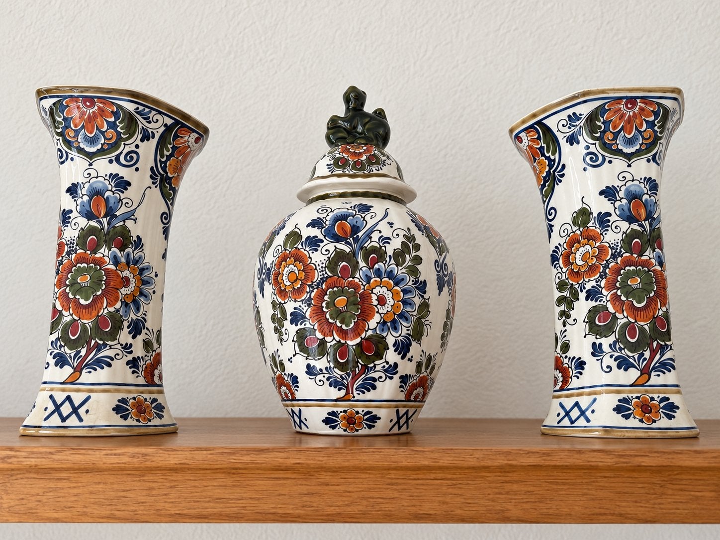 Driedelig kaststel Flora keramiek, Delfts polychroom, Antiek en Kunst, Ophalen of Verzenden