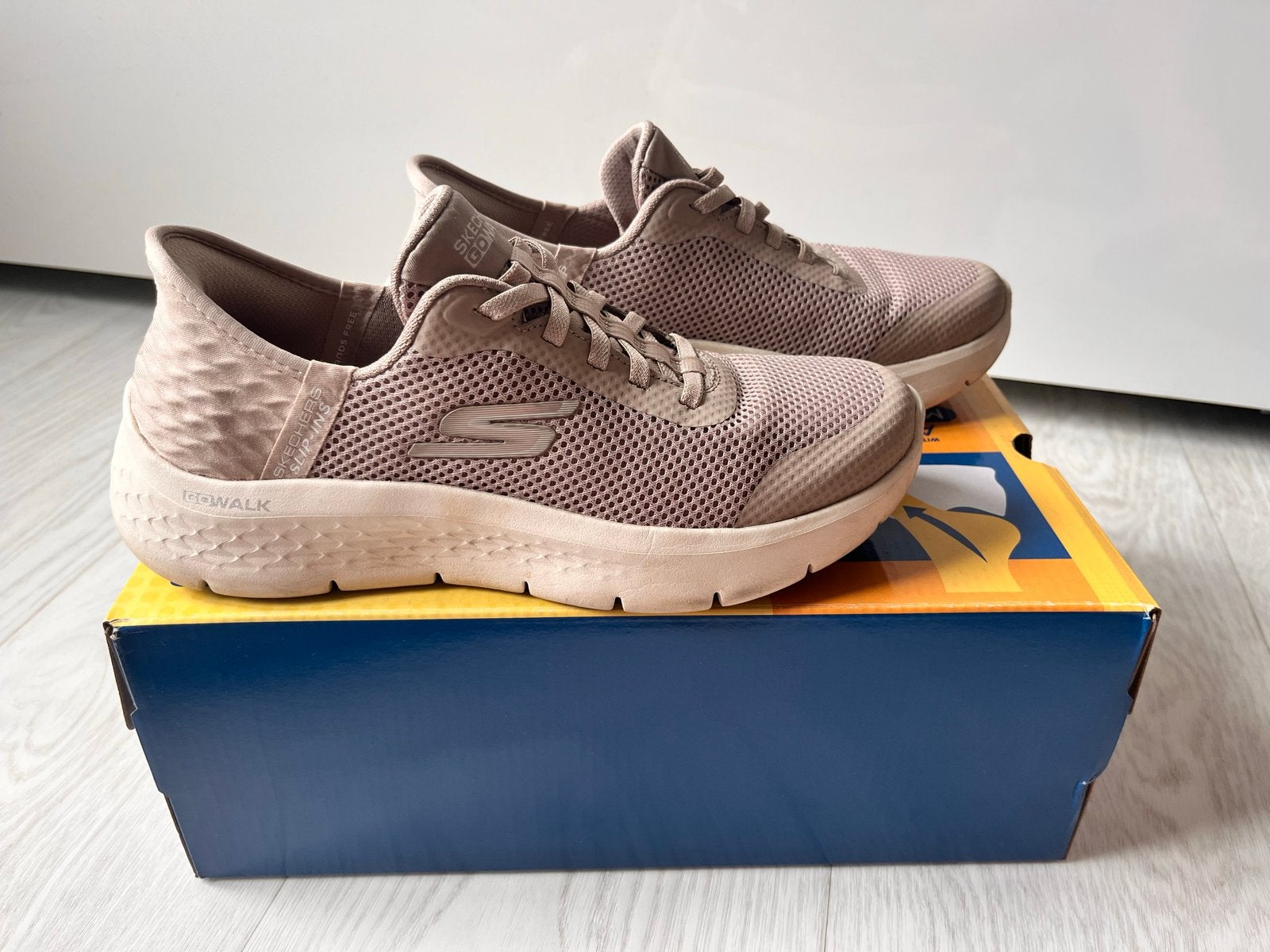 Skechers Go Walk sneakers maat 37, Ophalen of Verzenden, Zo goed als nieuw, Beige, Sneakers of Gympen