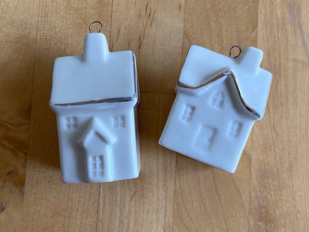 2 Kerst huisjes porcelein wit zgan kunnen hangen, Ophalen of Verzenden, Zo goed als nieuw