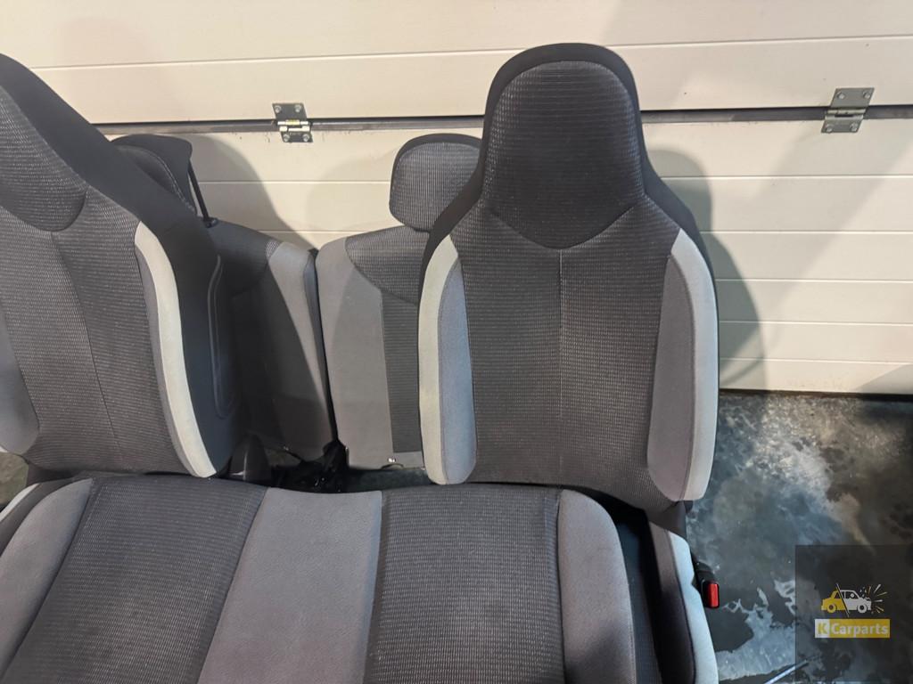 Toyota Aygo Facelift Stoelen Set interieur Set, Auto-onderdelen, Info@fabrikant.eu, Fabrikantstraat 1
1000 AA  Amsterdam, NL, Ophalen of Verzenden