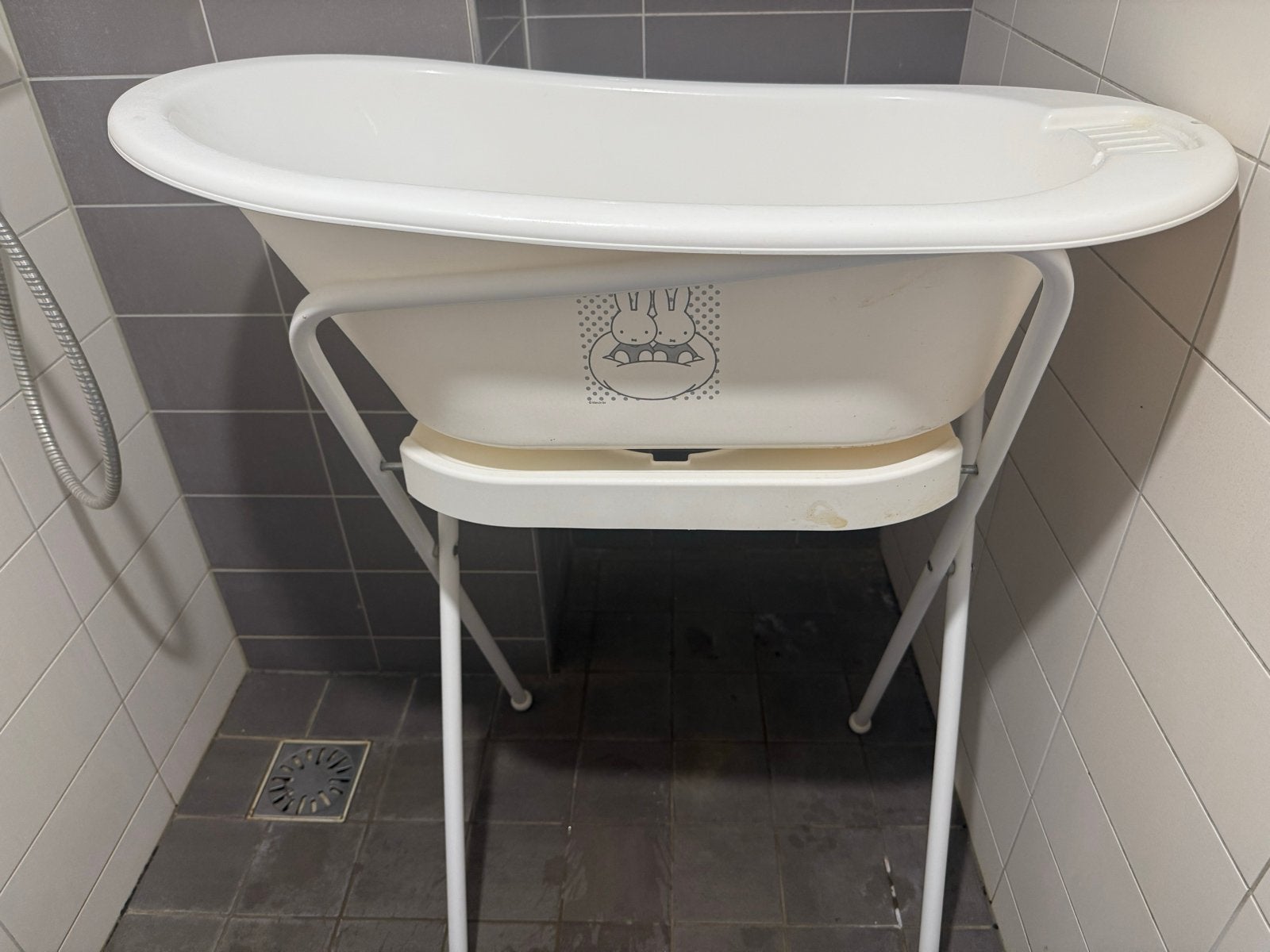 Bébé-jou babybadje met standaard en aankleedkussen Nijntje, Ophalen, Gebruikt, Badje, Bébé-jou