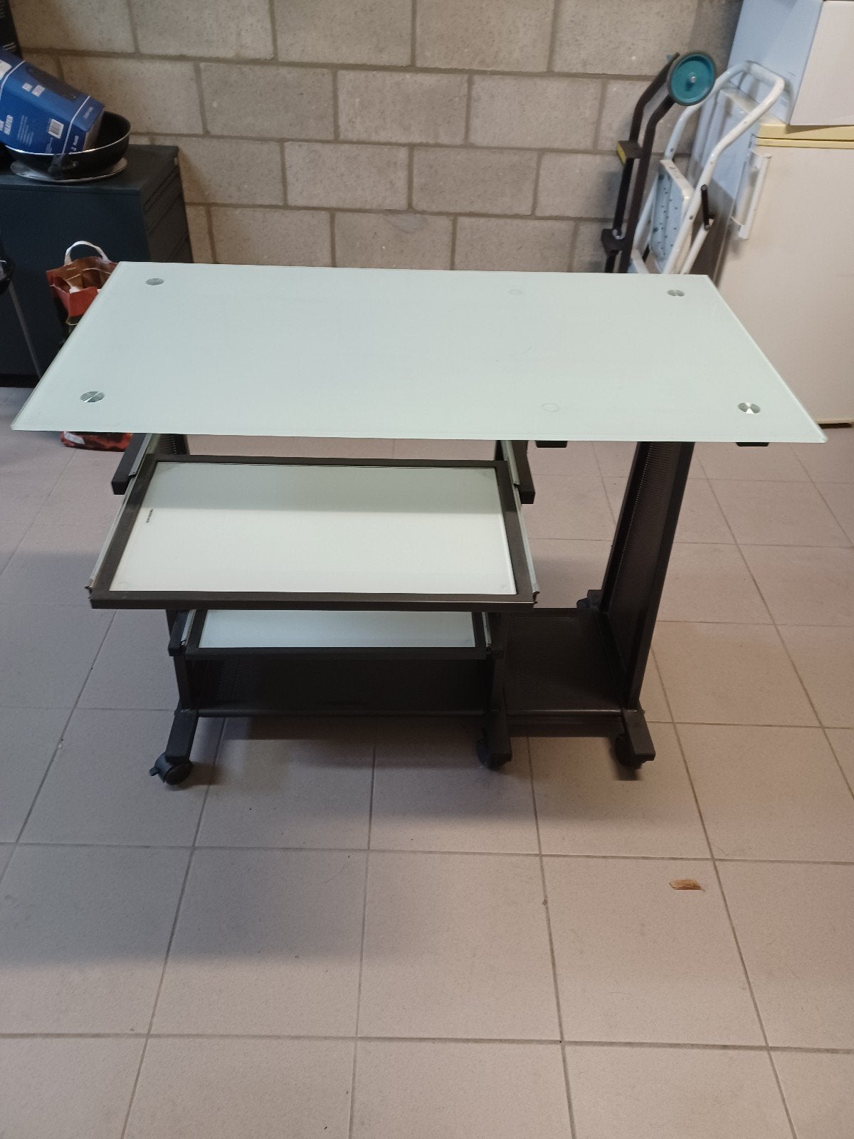 Glazen computerbureau met uitschuifbaar toetsenbordblad, Ophalen, Zwart, Gebruikt, Computerbureau