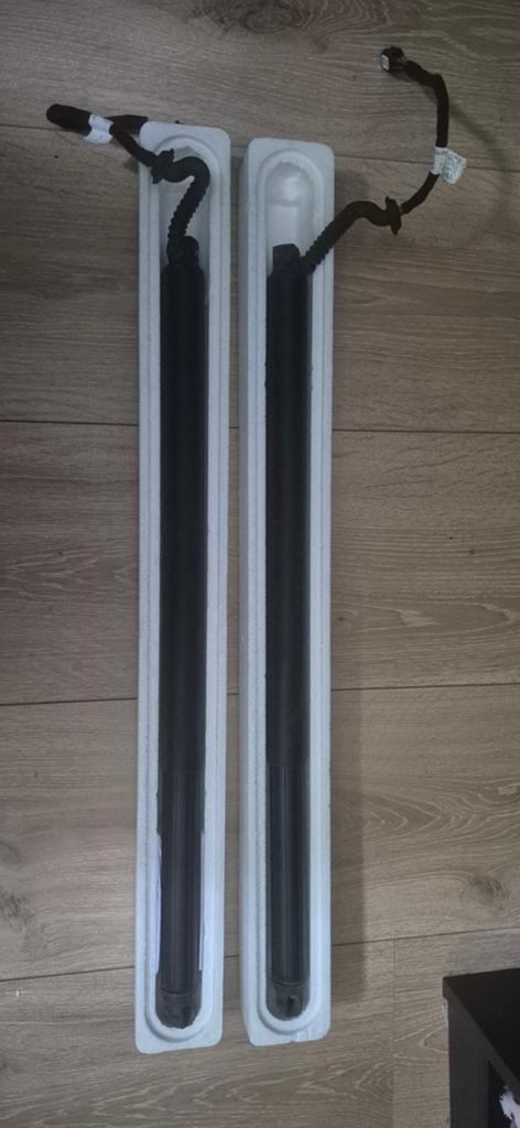 Originele set Electrische Gasveren Skoda Karoq, Ophalen, Gebruikt, Skoda
