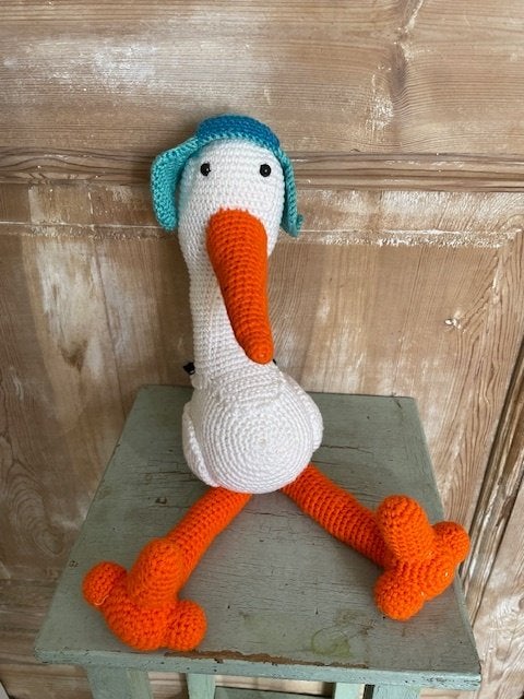 Gehaakte ooievaar knuffel / pop. Ooievaar met groen hoedje., Ophalen, Zo goed als nieuw, Middelgroot (20 tot 80 cm), Handgemaakt