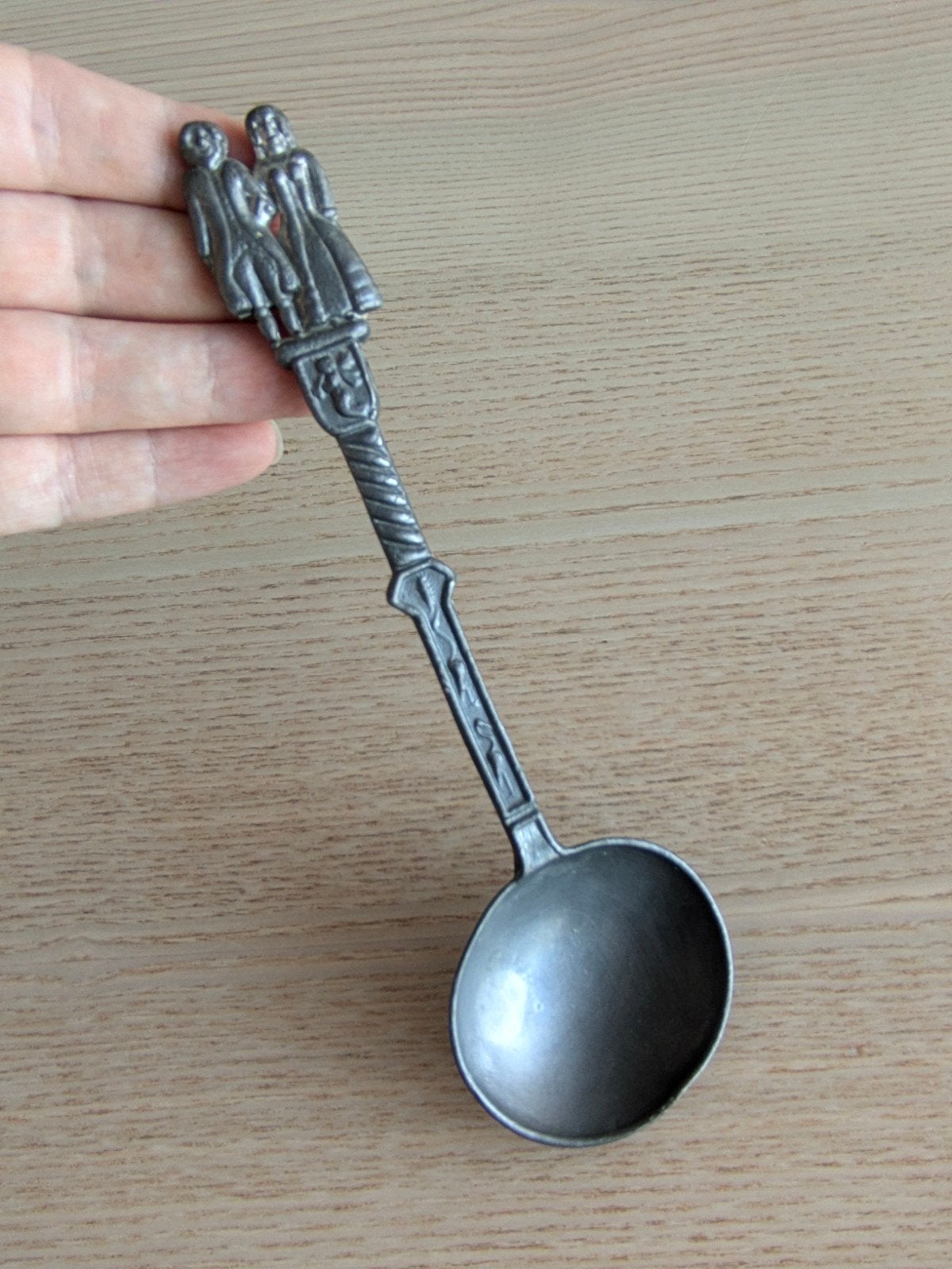 Antieke tinnen lepel met traditionele figuren, Antiek en Kunst, Antiek | Tin, Ophalen of Verzenden