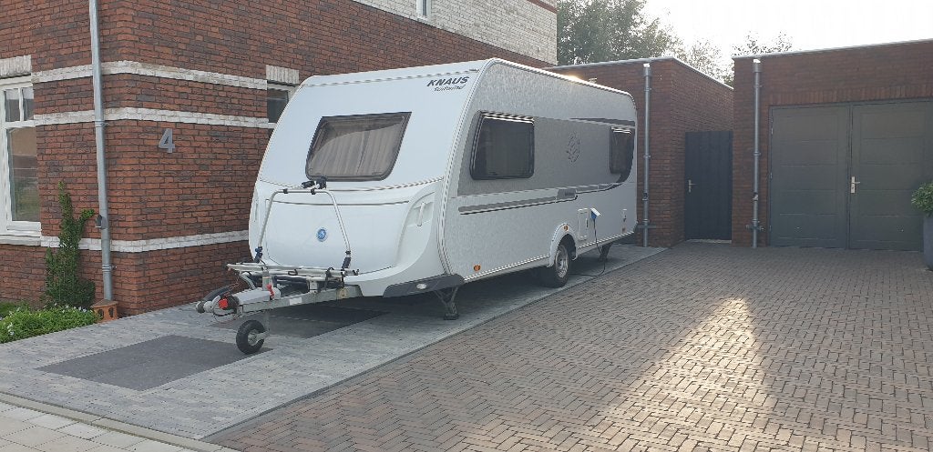 Onze Knaus Südwind 500EU caravan zoekt een nieuw baasje., Caravans en Kamperen, 2 aparte bedden, Rondzit, Particulier, 6 tot 7 meter