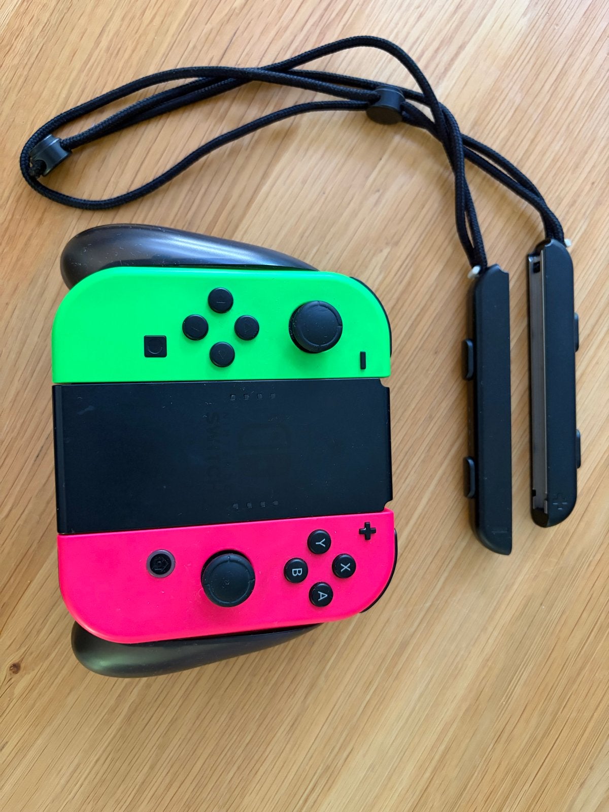 Nintendo Switch Joy-Cons met grip - Neon Rood/Groen met Grip, Ophalen of Verzenden, Zo goed als nieuw, Met 2 controllers, Switch Original