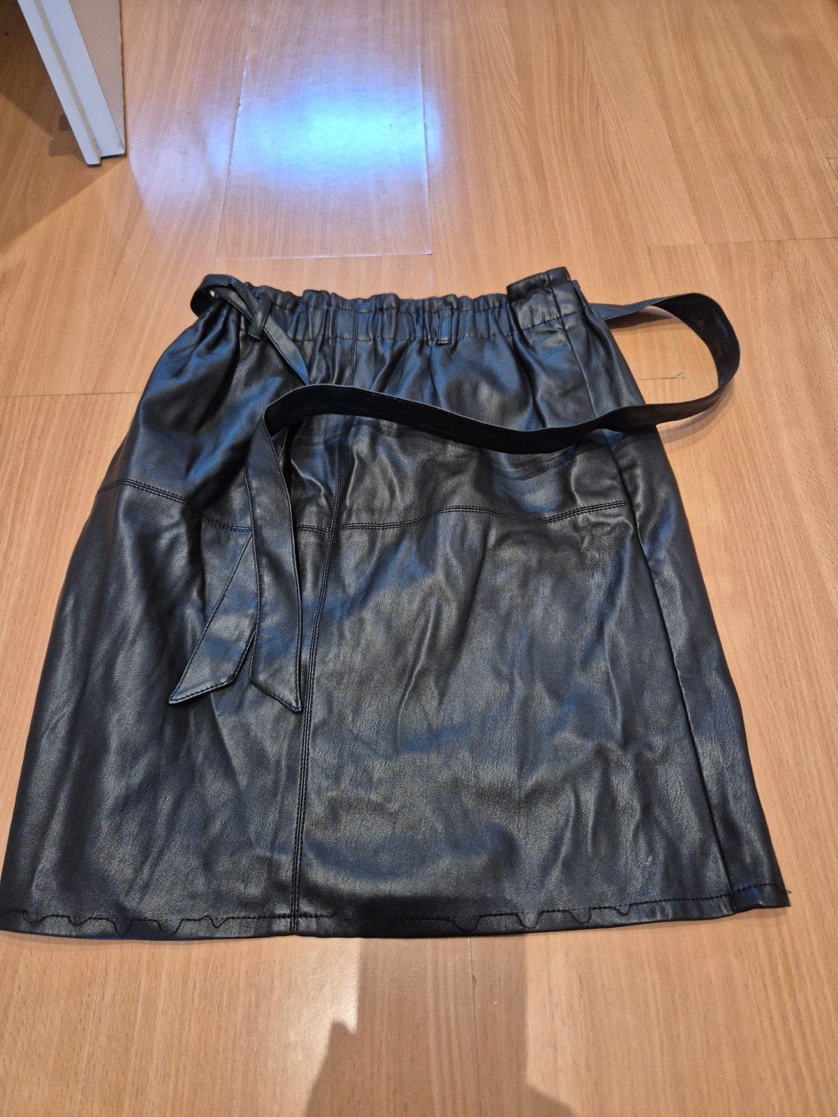 GRATIS: Zwarte leren rok (Maat S) met klein defect, Kleding | Dames, Ophalen of Verzenden