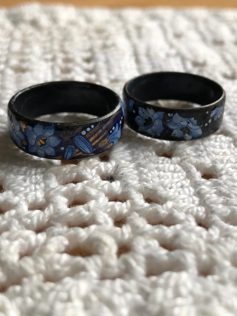 Set vintage ringen met blauw bloemenmotief maat 20, Sieraden, Tassen en Uiterlijk, Ringen, Gebruikt, 20 of groter, Dame, IJzer of Staal