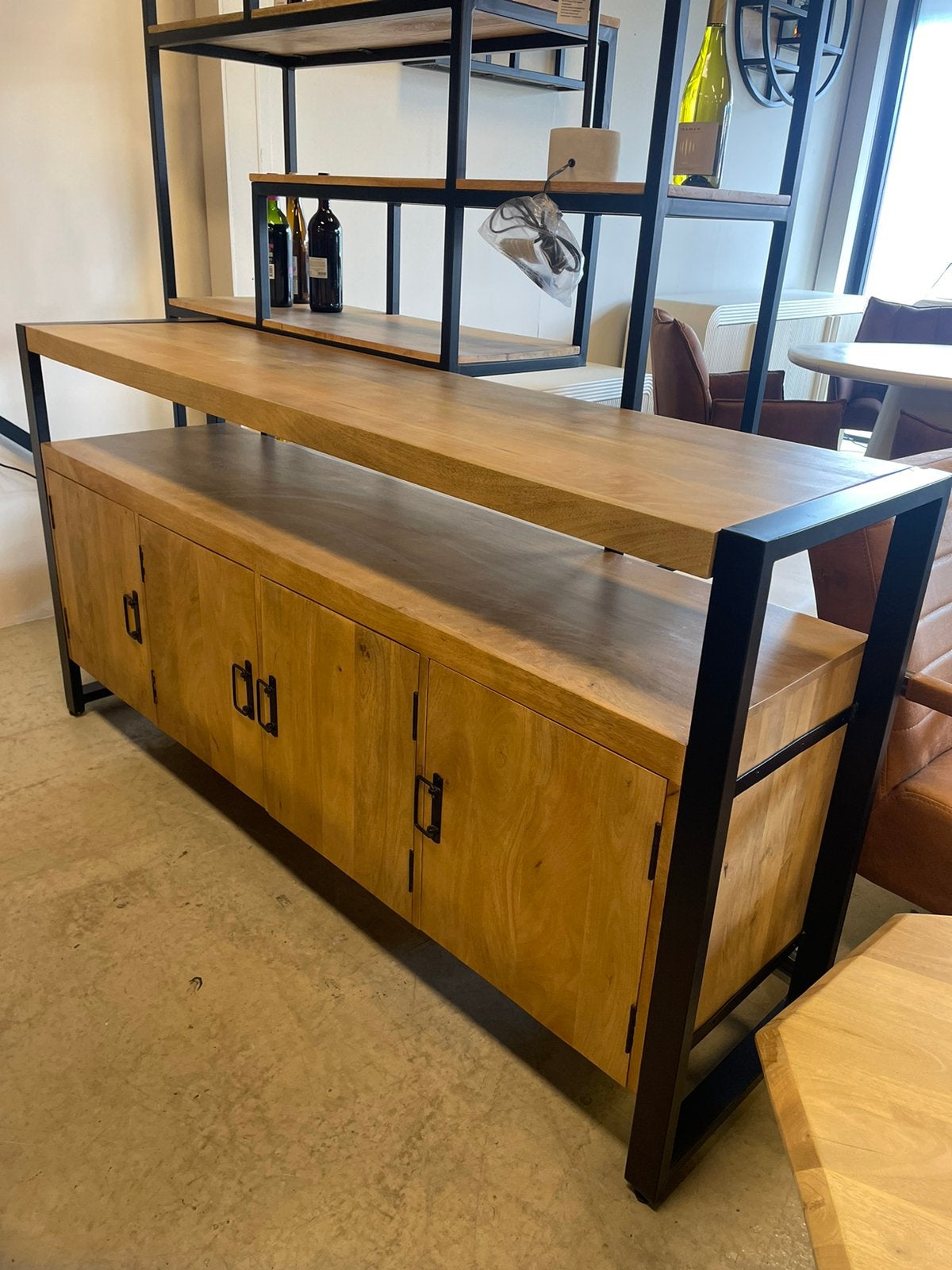 LEEGVERKOOP DRESSOIR 4 DEURS MANGO BIJ CHEFMEUBEL VOORRAAD !, Huis en Inrichting, Bruin, Nieuw, Ophalen of Verzenden, Modern