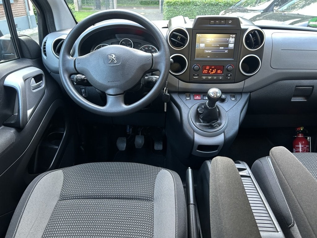 Peugeot Partner Tepee 1.2 110pk Clima, Camera, Trekhaak, PDC, Stof, 1199 cc, Met garantie (alle), Bedrijf
