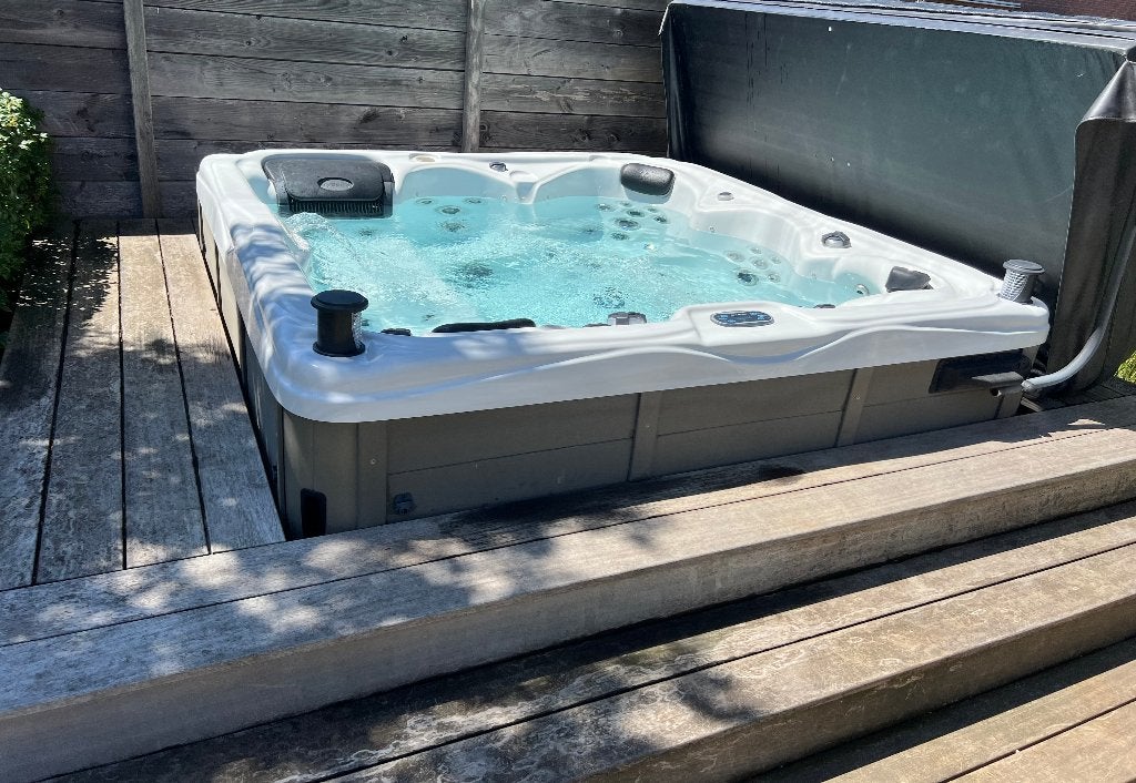 Luxe en ruime jacuzzi, Ophalen, Zo goed als nieuw, Trap, Vast