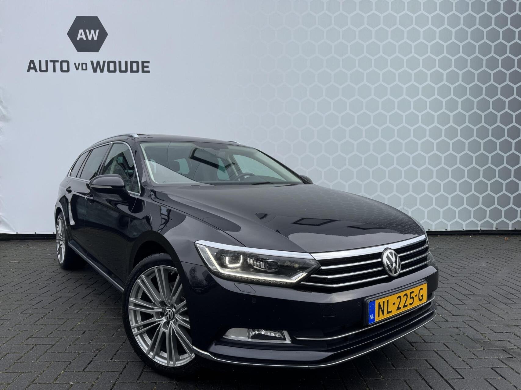 VW Passat Variant 1.6 TDI Highline Business R Panoramdak LED, Auto's, Gebruikt, 4 cilinders, Verwarmde buitenspiegels, Zwart
