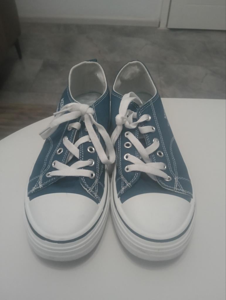 Nieuwe blauwe sneakers - Maat 42, Ophalen of Verzenden, Nieuw, Blauw, Sneakers of Gympen