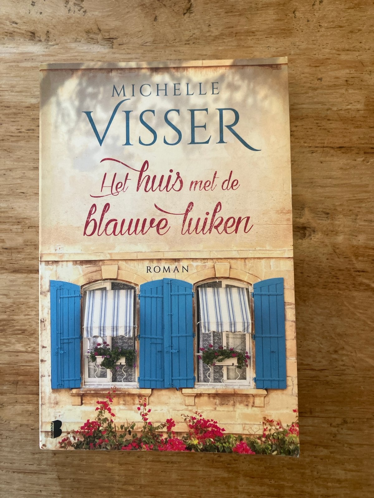 Het huis met de blauwe luiken - Michelle Visser, Boeken, Romans, Zo goed als nieuw, Nederland, Ophalen of Verzenden