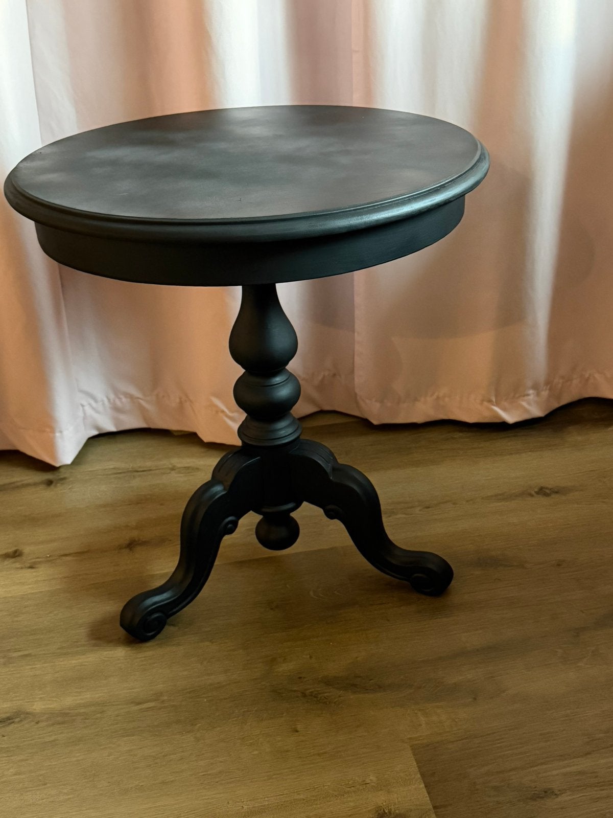 ZGAN Zwart Houten WijnTafeltje 58cm hoog/54cm doorsnee, Huis en Inrichting, Minder dan 55 cm, Rond, Zo goed als nieuw, Hout