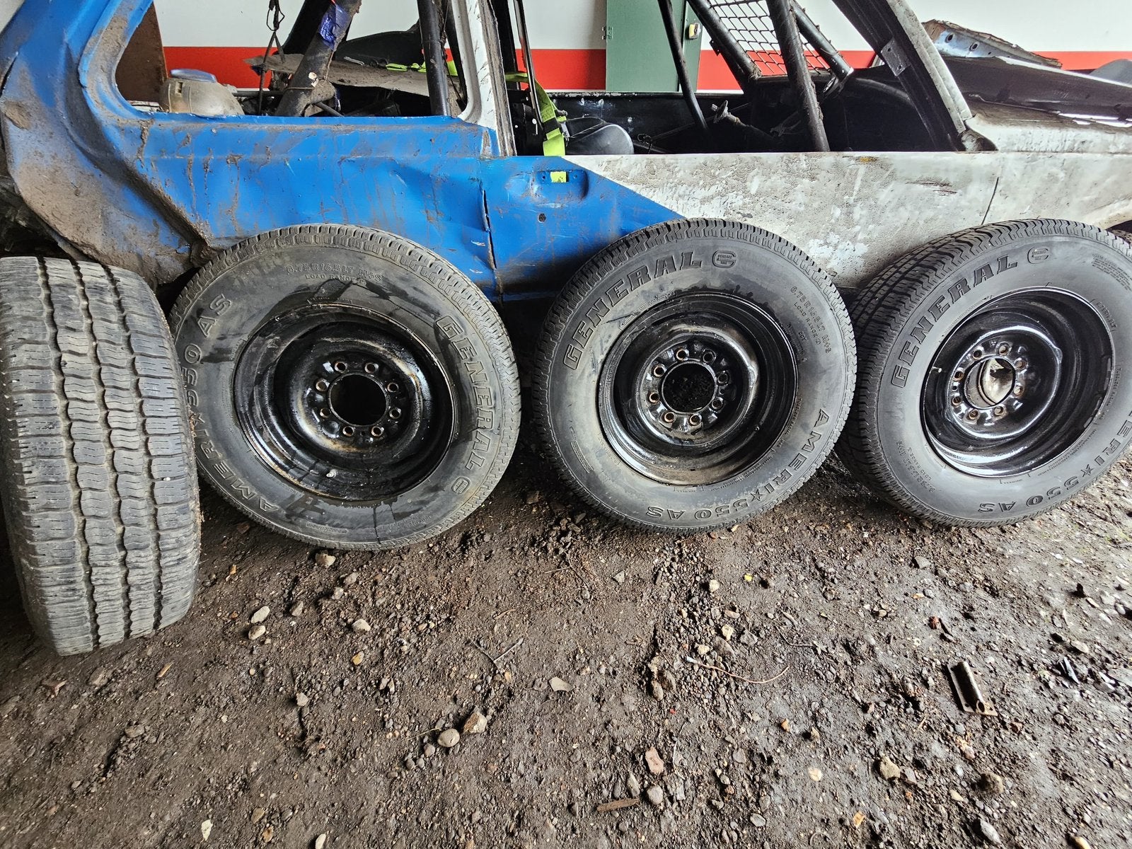 Dodge / Mopar stalen velgen 16,5 inch met General banden, Ophalen