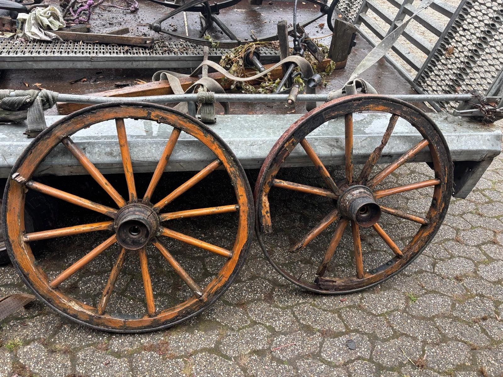 Oude karrewielen ca. 80 cm hoogte, Ophalen