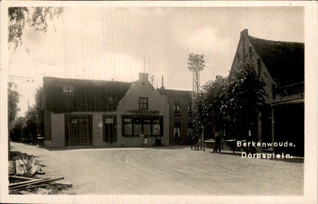 Berkenwoude Dorpsplein Fotokaart Cafe Heineken Bier v d List, Ophalen of Verzenden, 1920 tot 1940, Gelopen, Zuid-Holland