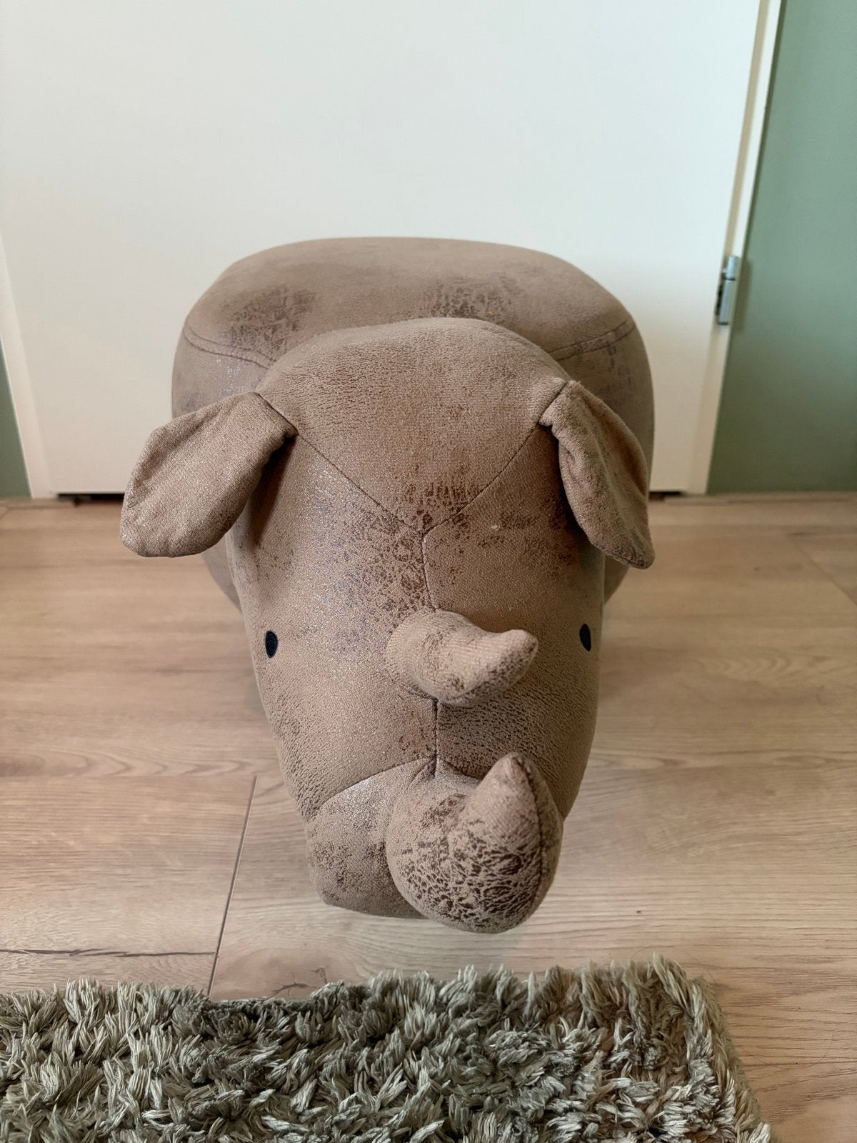 Voetenbankje of poef in de vorm van een neushoorn, Ophalen, 50 tot 75 cm, Zo goed als nieuw, 50 tot 75 cm