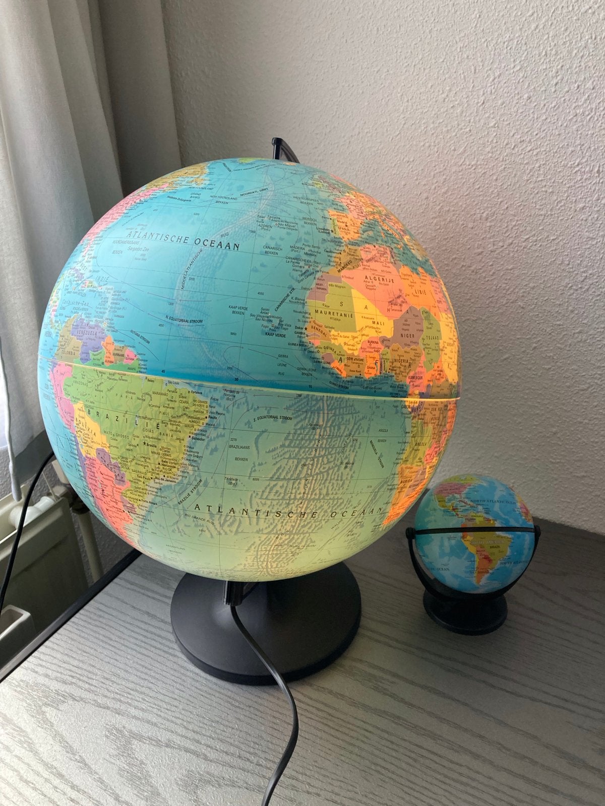 Verlichte Wereldbol met Kleine Decoratieve Bol, Huis en Inrichting, Woonaccessoires | Wereldbollen, Ophalen of Verzenden, Verlicht