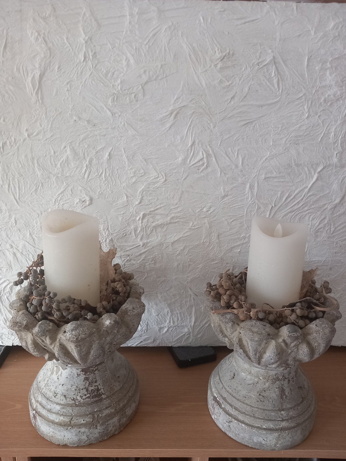 2  zware betonnen kaarsenhouders/consoles, Ophalen