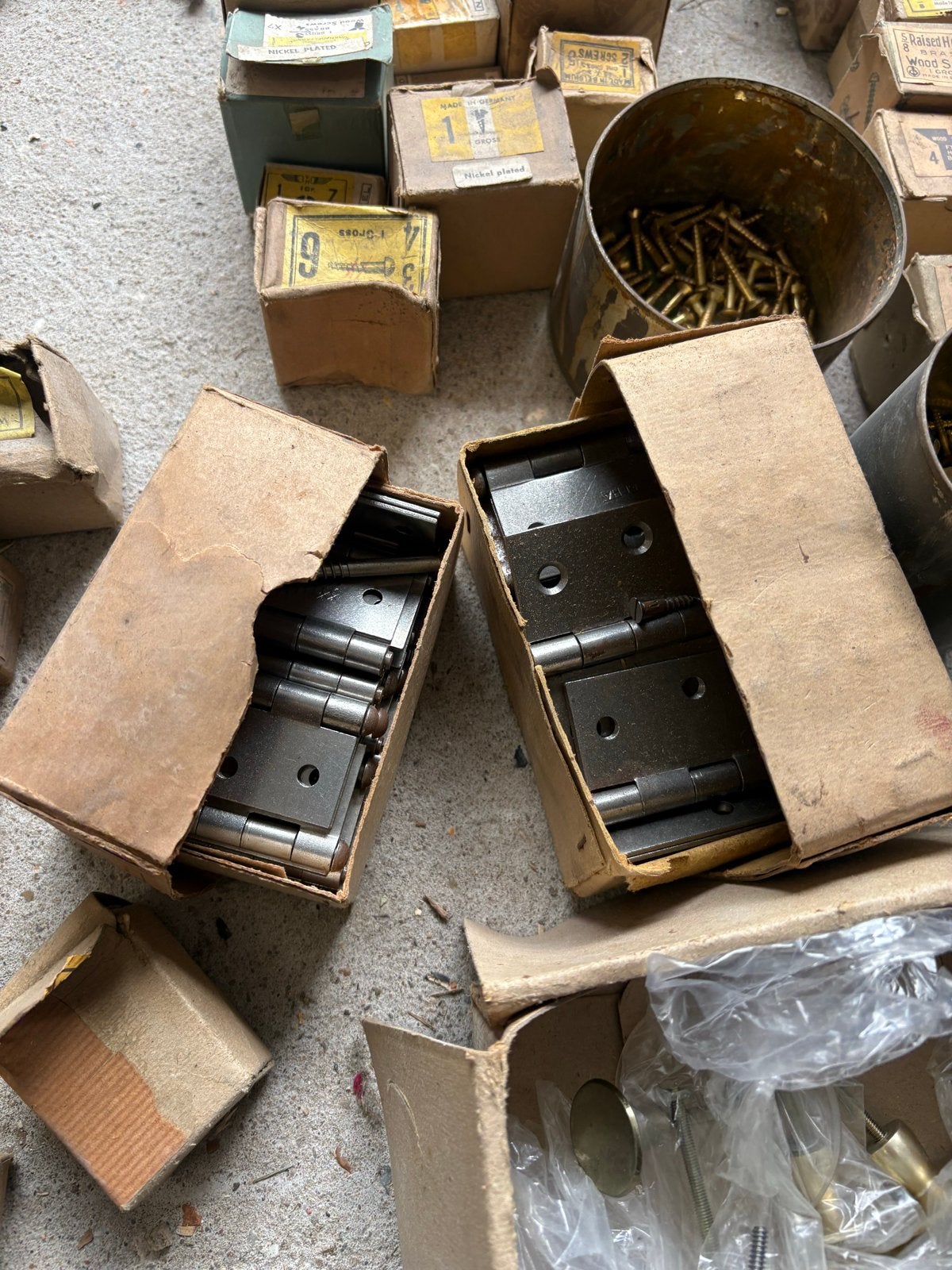 Partij oude schroeven, scharnieren en messing deurknoppen, Ophalen, Gebruikt, Minder dan 50 mm, Schroeven
