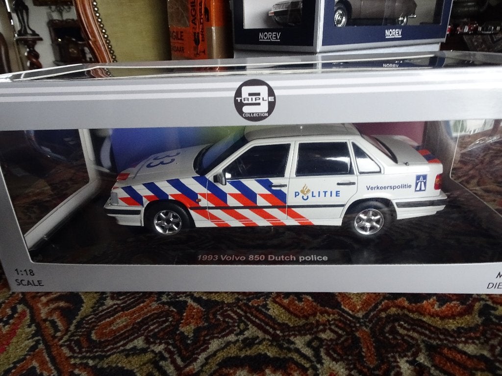 MOOIE VOLVO 850 1993 RIJKS POLITIE 1;18 IN DOOS, Hobby en Vrije tijd, Modelauto's | 1:18, Ophalen of Verzenden, Zo goed als nieuw