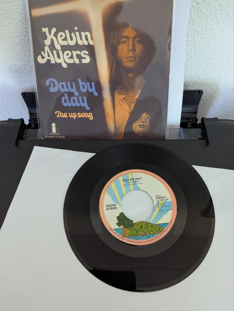 Kevin Ayers - Day by Day ( vinyl single), Cd's en Dvd's, Vinyl Singles, Gebruikt, Pop, 7 inch, Ophalen of Verzenden