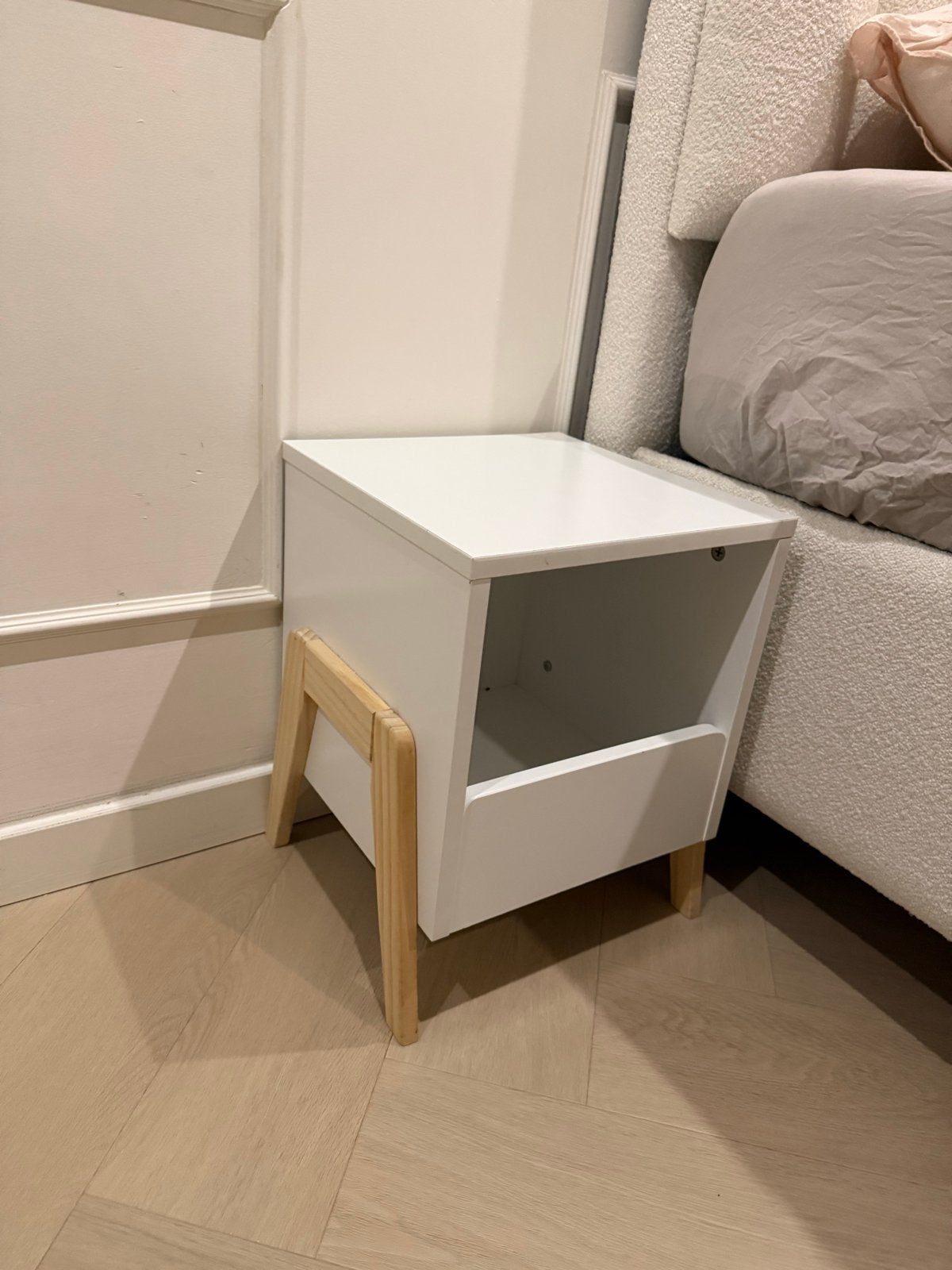 Nachtkastje wit met houten pootjes  kinderkamer, Huis en Inrichting, Ophalen, Minder dan 45 cm, Zo goed als nieuw, Minder dan 55 cm