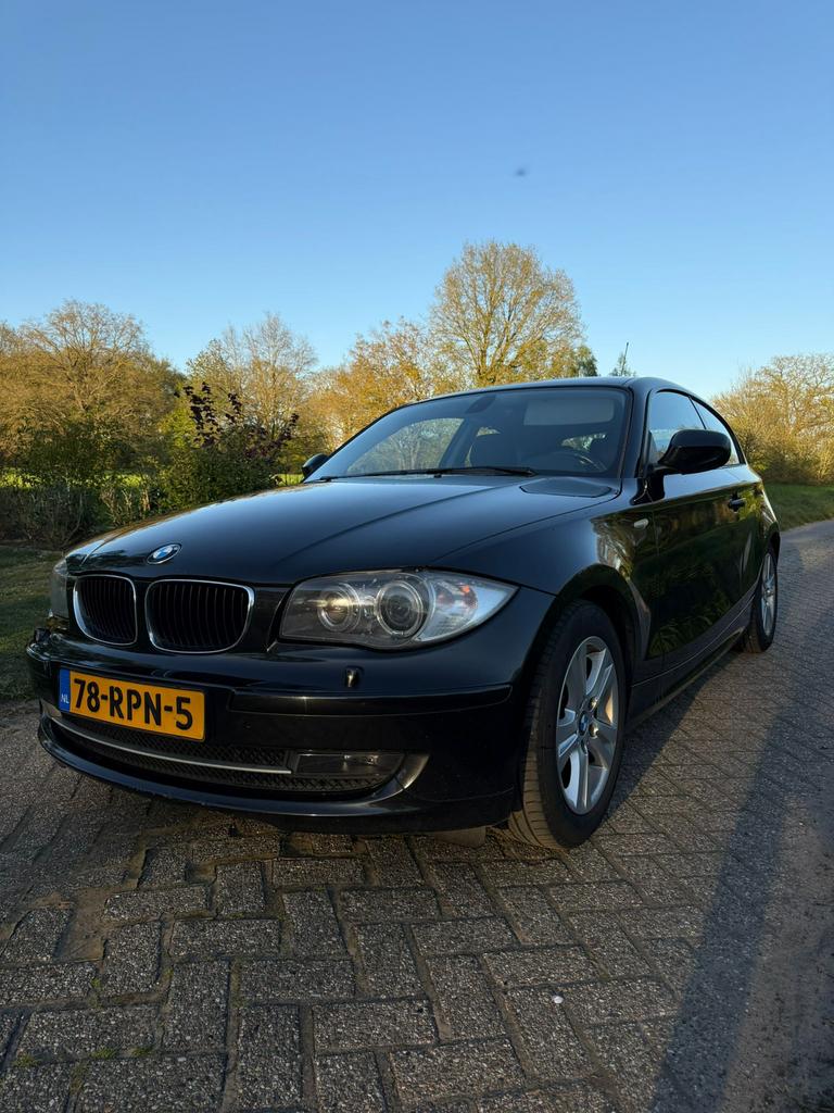 BMW 1-Serie 2.0 116I 3DR 2011 Zwart, Auto's, BMW, 1-Serie, Achterwielaandrijving, 1995 cc, Zwart