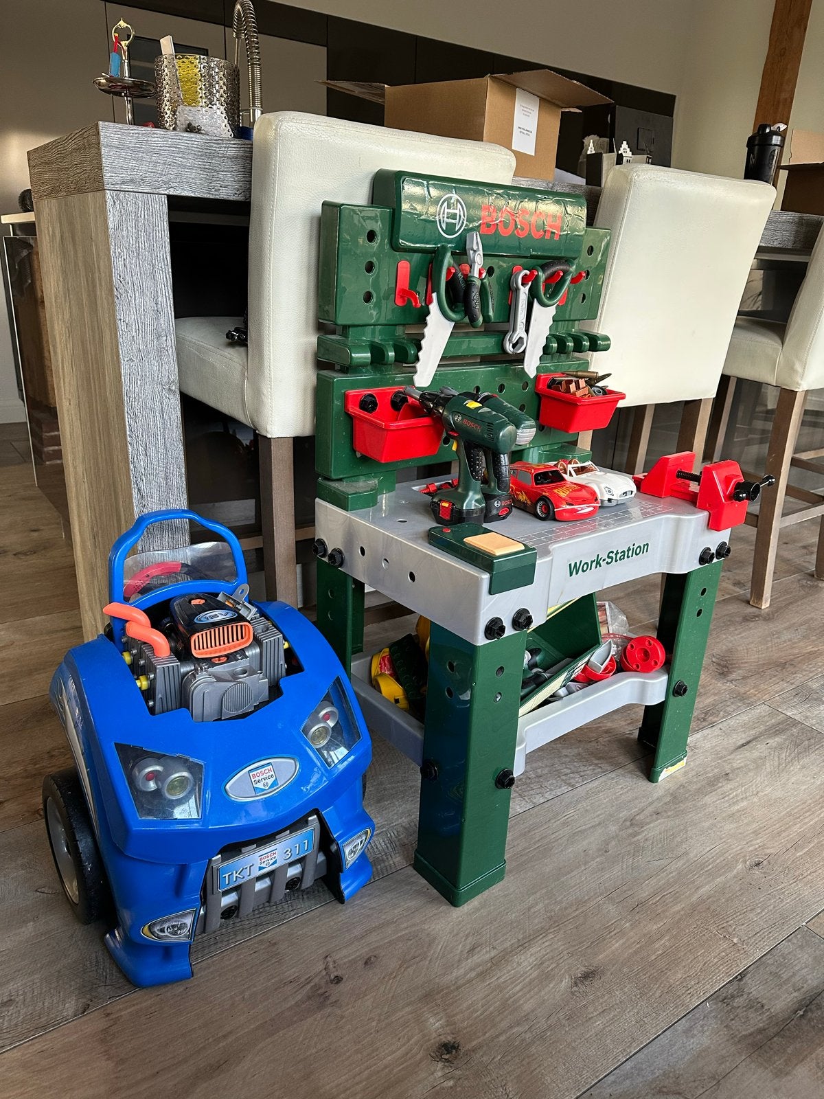 Bosch werkbank met grote auto en 2 kleine auto's, Kinderen en Baby's, Ophalen, Gebruikt, Knutselen