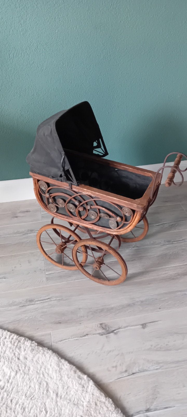 Antieke poppenwagen van hout en metaal, Ophalen