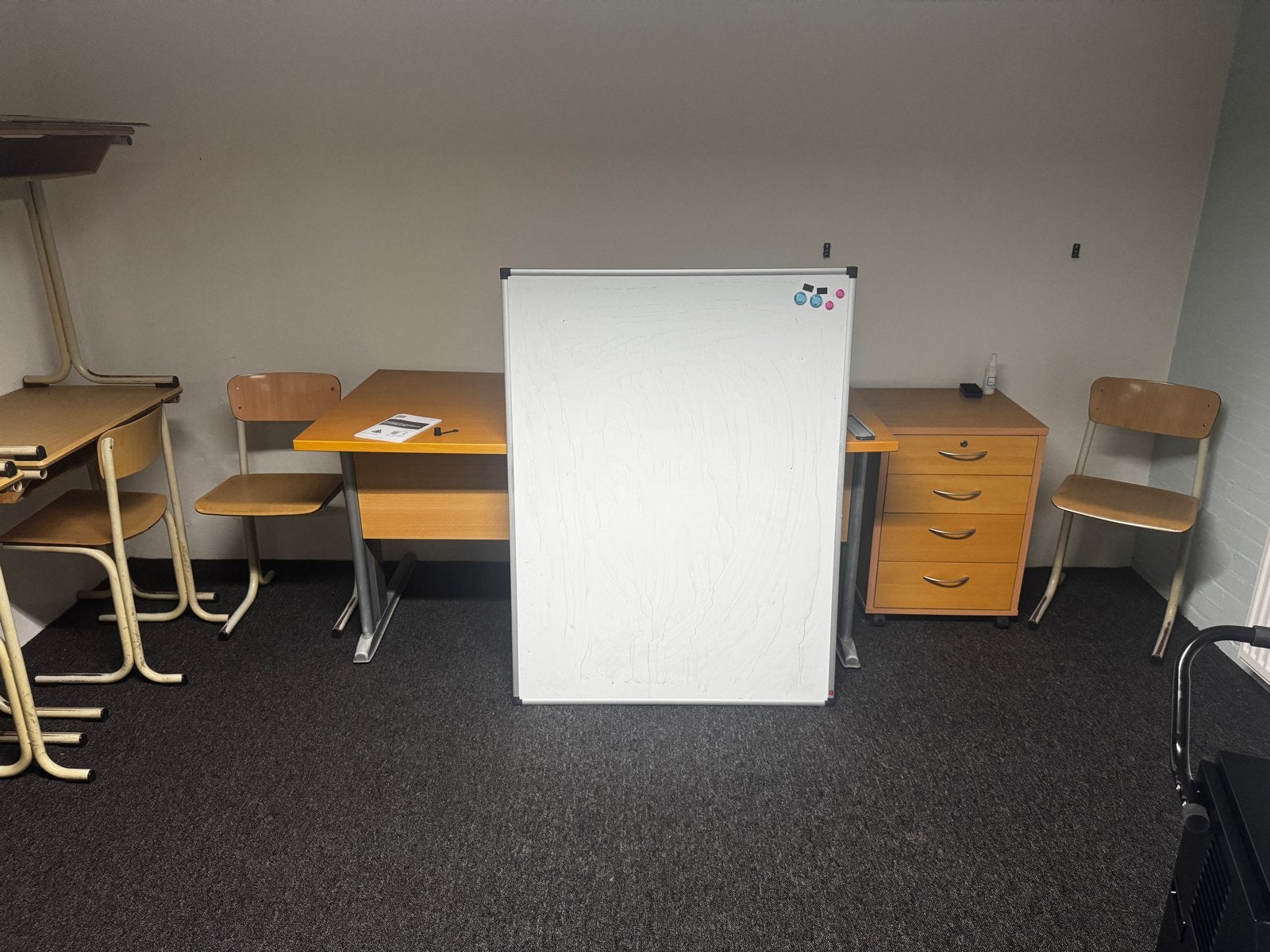 Partij schoolmeubilair: tafels, stoelen en whiteboard, Ophalen, Gebruikt, Tafel(s) en Stoel(en)