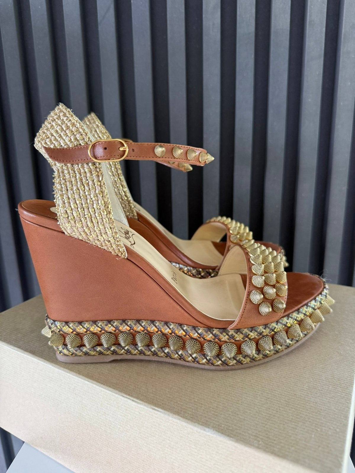 CHRISTIAN LOUBOUTIN Cordorella Wedges Sandals 38 in box, Kleding | Dames, Bruin, Ophalen of Verzenden, Zo goed als nieuw, Schoenen met hoge hakken