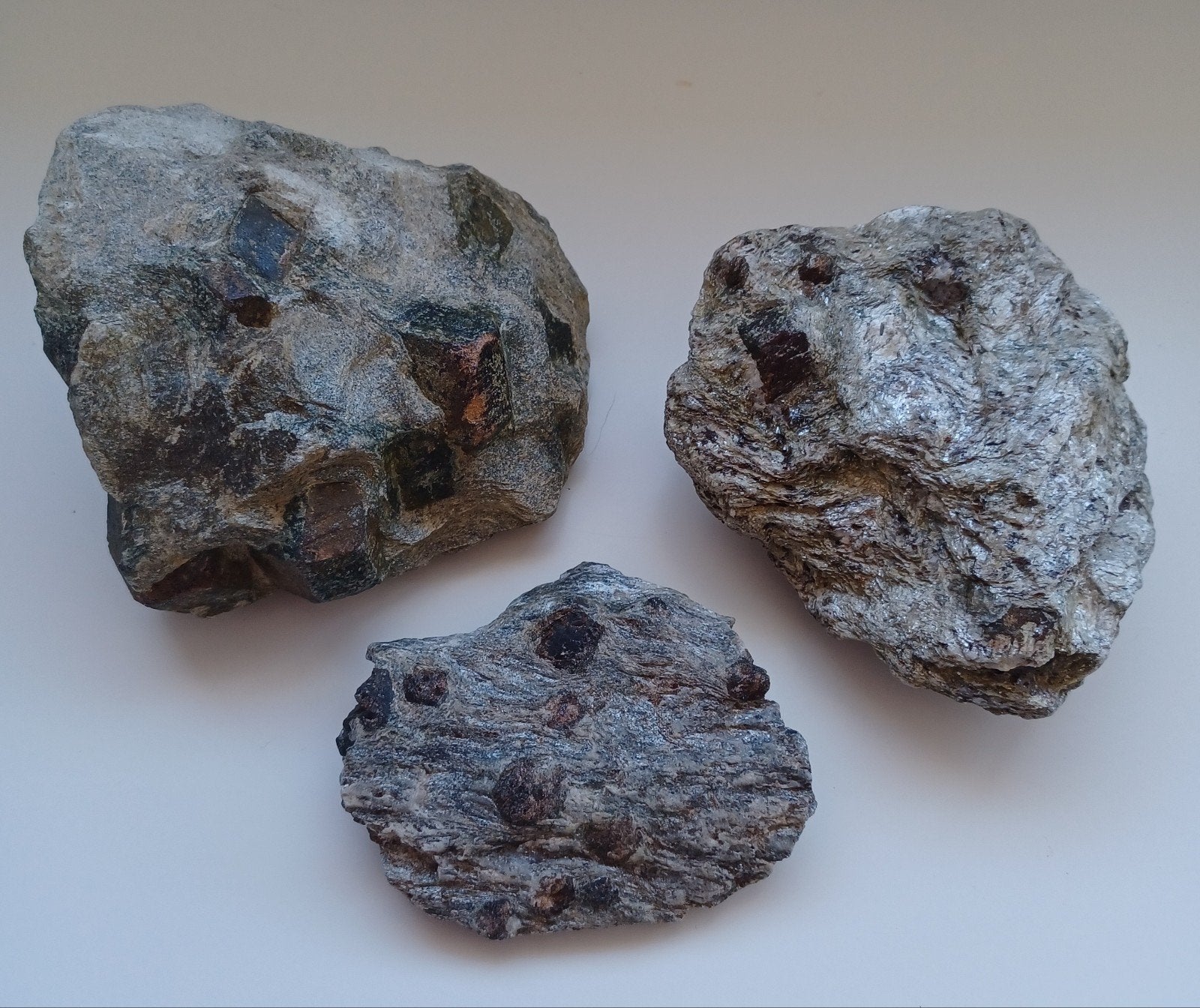 Almandien (Granaat) uit Oostenrijk (3 stuks), Ophalen of Verzenden, Mineraal