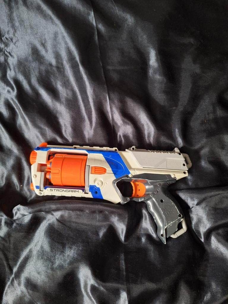 Nerf strongarm met pijltjes, Kinderen en Baby's, Speelgoed | Buiten | Actiespeelgoed, Ophalen, Gebruikt