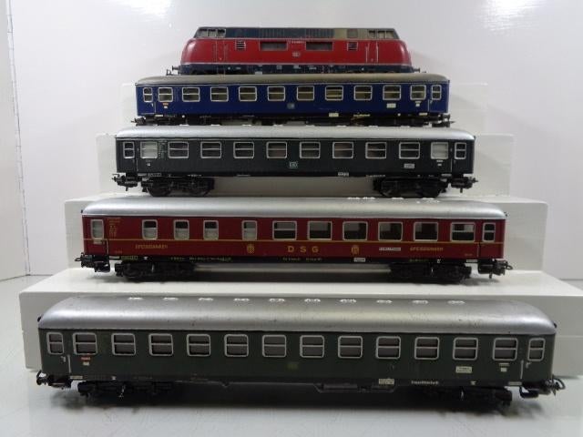 Marklin set Diesel loc V200 + 4 D-trein rijtuigen. DB (H0)., Wisselstroom, Ophalen of Verzenden, Märklin, Gebruikt
