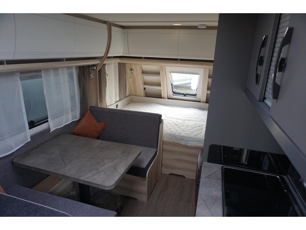 Hobby De Luxe 495 KMF Vastbed, stapelbed, Caravans en Kamperen, Dwarsbed, Hobby, Bedrijf, Treinzit