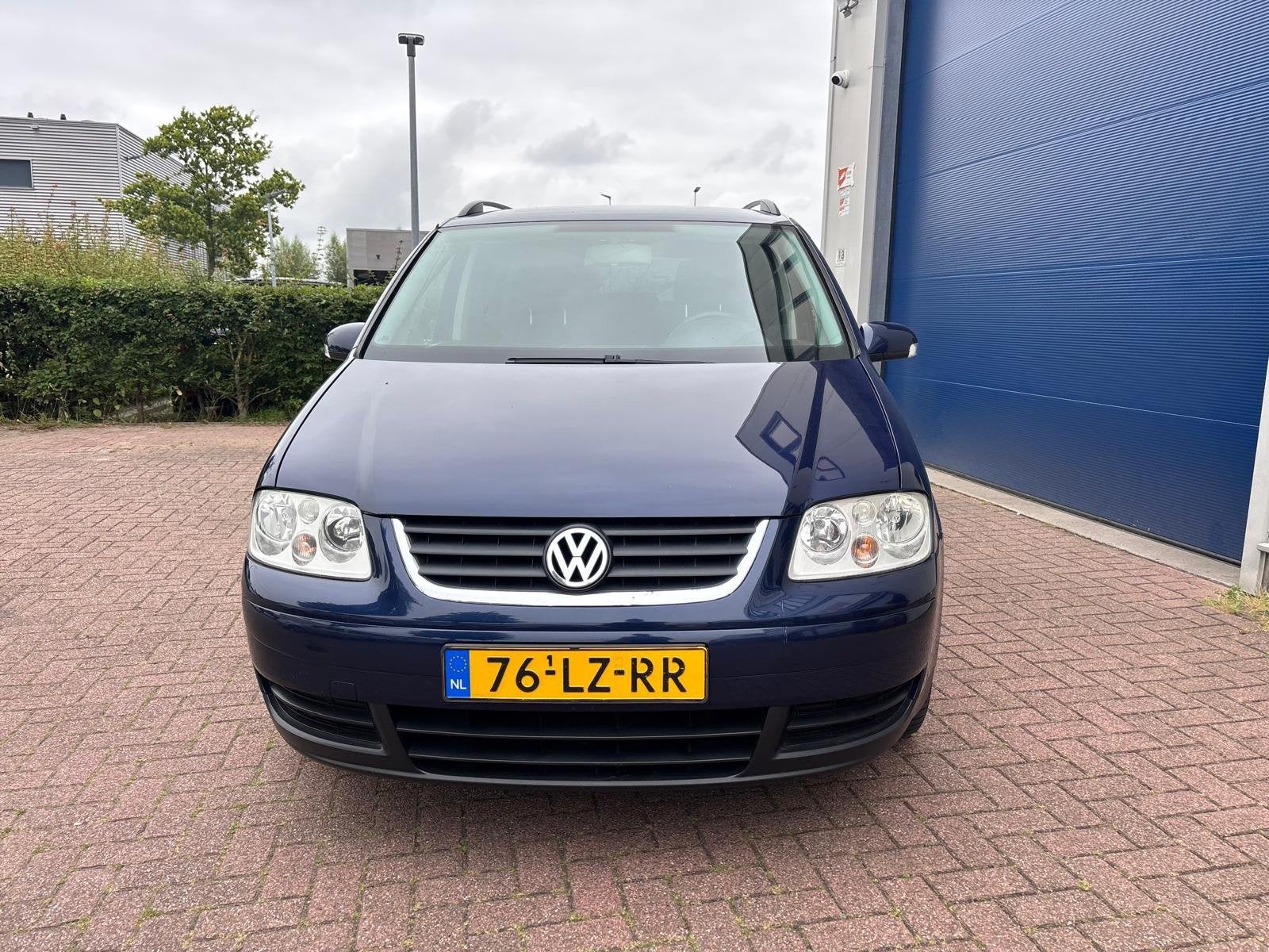 Volkswagen Touran 1.6-16V FSI Trendline INCL NWE APK!, Auto's, Stof, Gebruikt, Zwart, 4 cilinders