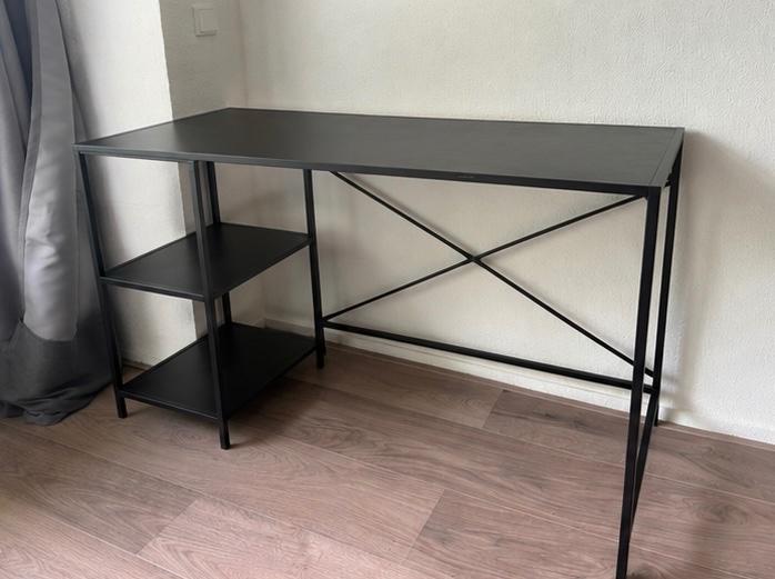 Modern Zwart bureau metalen frame houtlook blad 130x60, Huis en Inrichting, Bureaus, Ophalen, Zwart, Metaal, Zo goed als nieuw