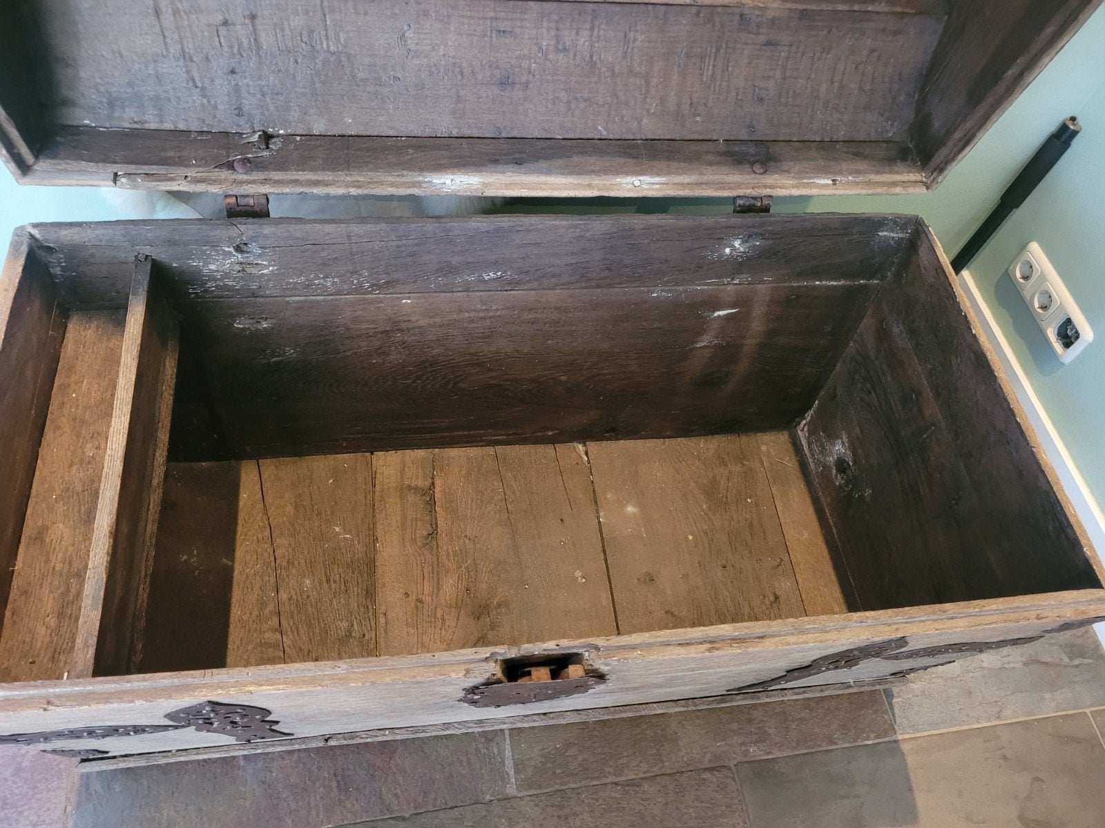 Antieke houten kist met smeedijzeren beslag, Antiek en Kunst, Ophalen