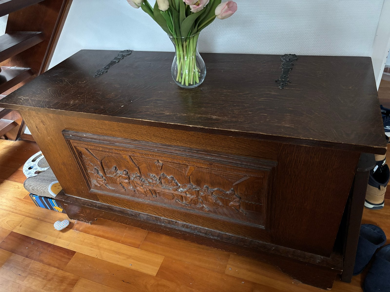 Antieke eikenhouten kist met houtsnijwerk, Ophalen