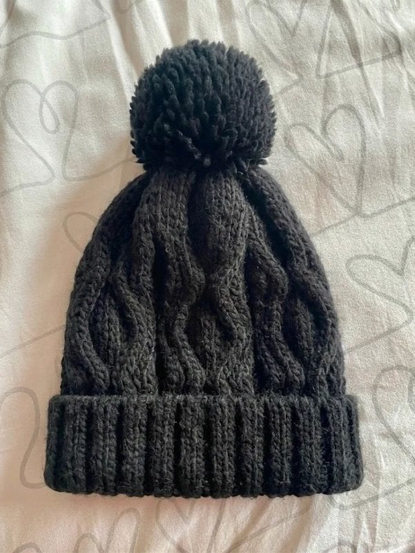 Dames Muts met Pompon - Donkergrijs Gebreid, Ophalen of Verzenden, Nieuw, One size fits all, Hoed