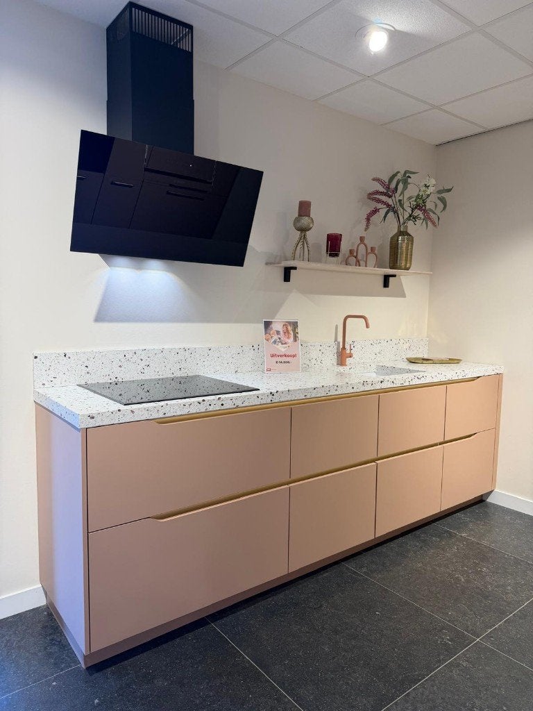 SHOWROOMKEUKEN | Roze keuken met Terrazzo werkblad, Ophalen, Overige kleuren, Overige typen, Greeploos